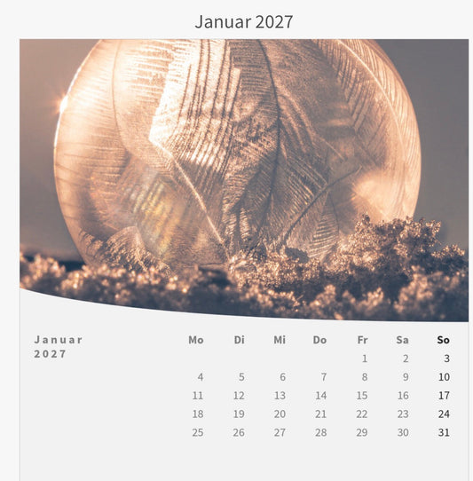 Tischkalender mit Holzsockel - Die Welt im Kleinen 2027