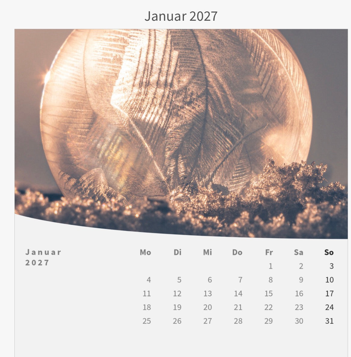Tischkalender mit Holzsockel - Die Welt im Kleinen 2027